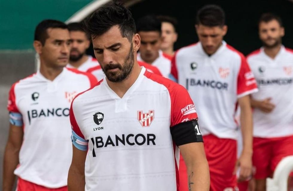 A Instituto se le complicó el armado de su defensa