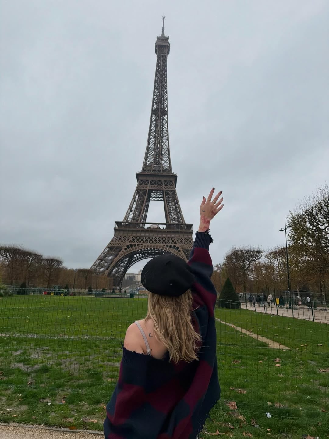 Desde París, Coti Romero sorprendió con un look bohemio y un accesorio como adelanto del próximo invierno