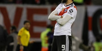Pratto, a pesar de estar lesionado, tiene fuertes pretendientes para continuar en el país (AP)