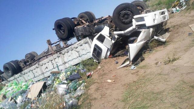 Choque frontal y fatal entre camiones en la ruta 188 en General Alvear. Así quedó el Ford Cargo en el que viajaba el chofer fallecido. Gentileza Radio 1 Alvear.