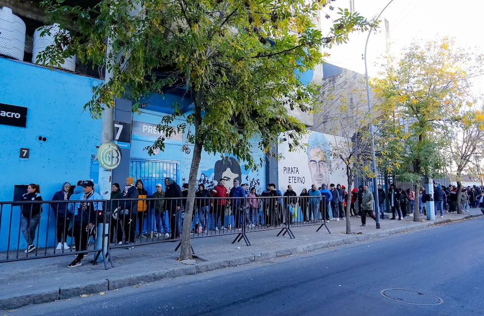 Belgrano, con largas colas para comprar entradas para el partido por Copa Sudamericana