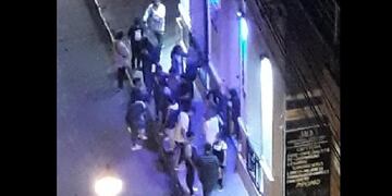 La "noche" en la mira del Gobernador: "Nos enfermamos cuando nos descuidamos en las 'juntadas', cuando nos sacamos el barbijo para comer o tomar algo", dijo Morales.