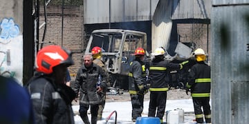 Voraz incendio en fábrica de solventes en Valentín Alsina, partido bonaerense de Lanús.