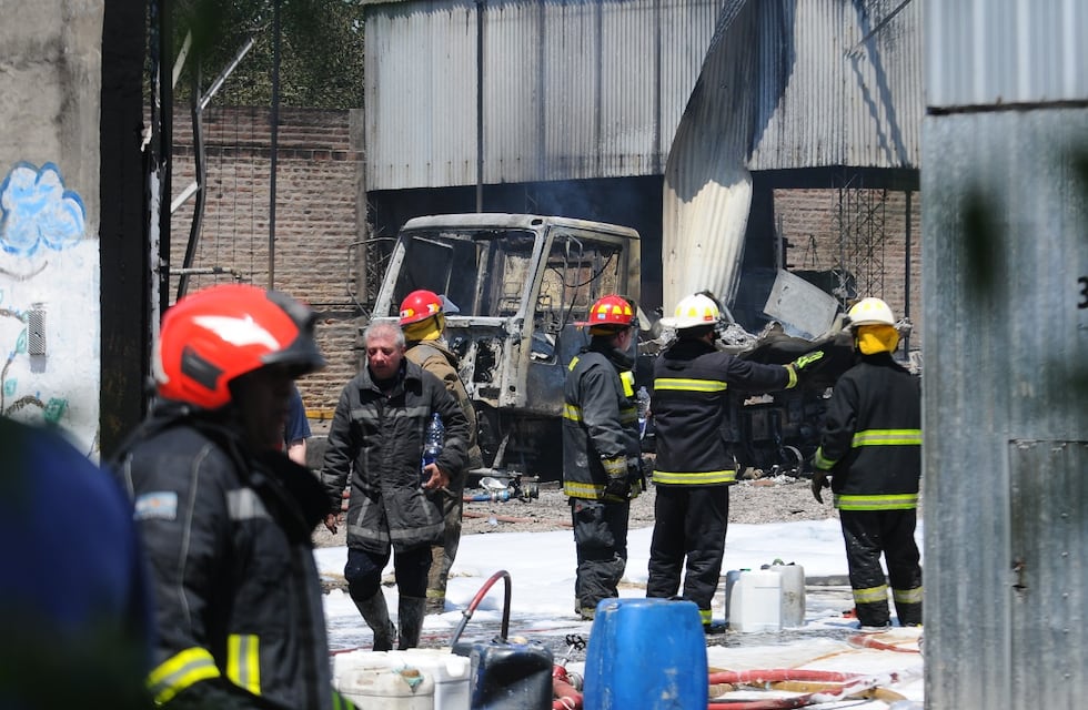 Voraz incendio en Valentín Alsina: videos impactantes de las llamas en una fábrica de pinturas
