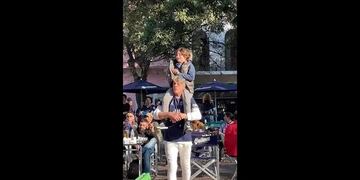 Se perdió un nene en San Telmo y una banda lanzó un espontáneo hit de rock para encontrar al padre