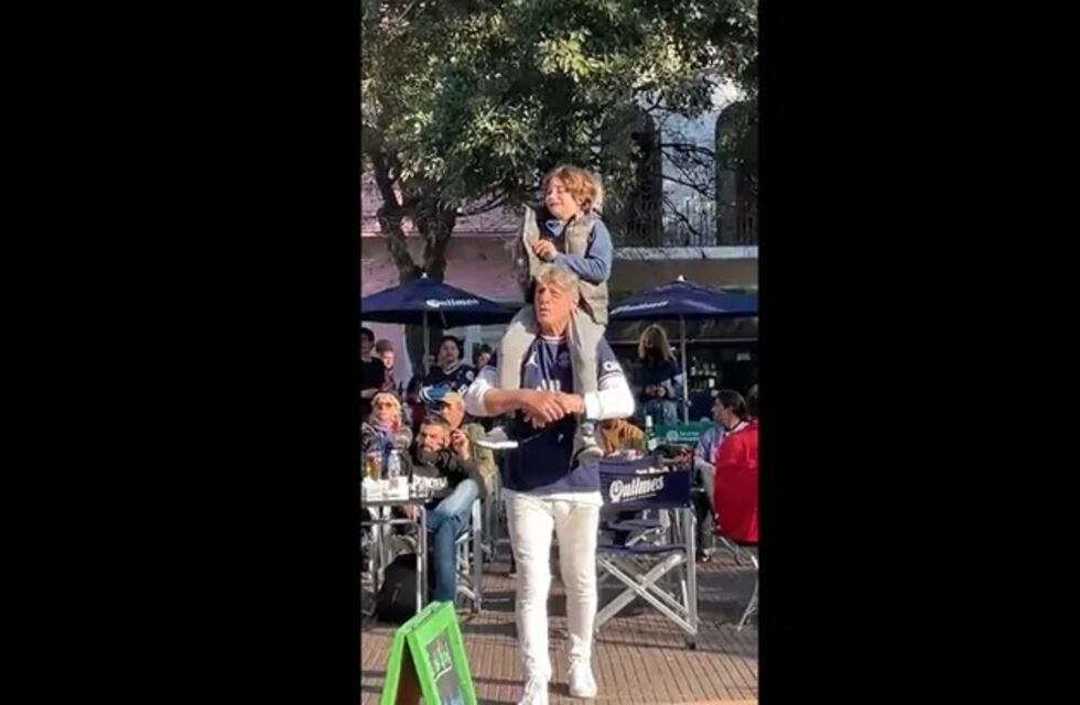 El sorprendente “hit rockero” que cantaron en San Telmo para encontrar a un padre que perdió a su hijo