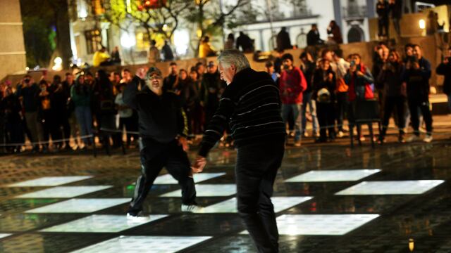 Muchas gente y mucha onda en la Plaza España.