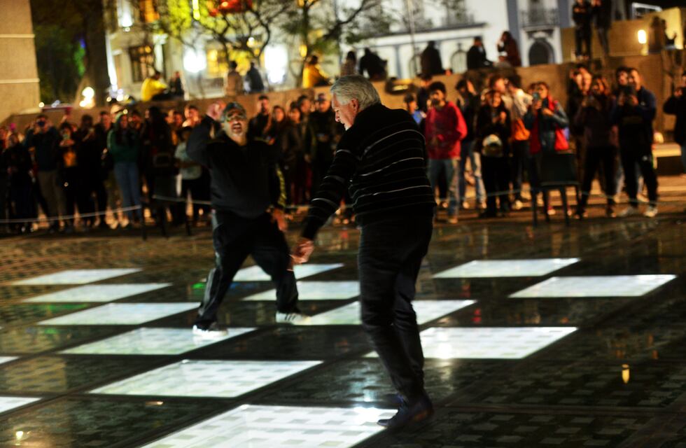 “Cuando sacás a pasear a tu abuelo y tío en Córdoba”: el baile viral que revolucionó la Plaza España