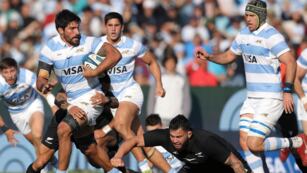 Rodrigo Bruni intenta sortear la defensa de Nueva Zelanda en un partido muy cuesta arriba para Los Pumas en Nueva Zelanda. (AP)