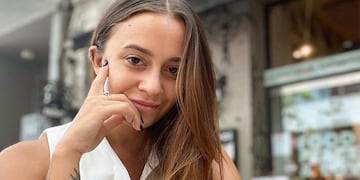 Nai Awada exhibió su tatuaje “oculto” en bikini y desde la playa