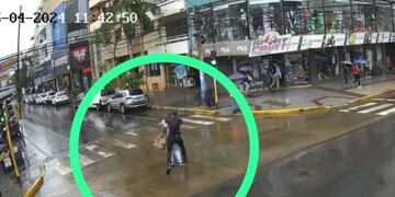 Arrestan a un hombre por robar ropa y agredir a un policía con un martillo en Posadas.