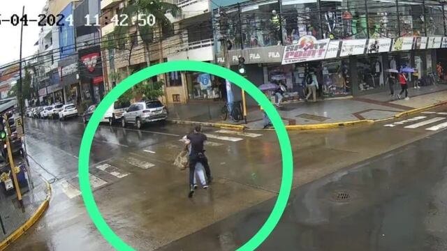 Arrestan a un hombre por robar ropa y agredir a un policía con un martillo en Posadas.