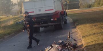 La moto y el camión. (Alejandro Pozo | @alejandropozo en Twitter)