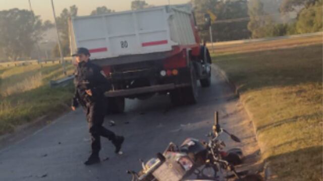 La moto y el camión. (Alejandro Pozo | @alejandropozo en Twitter)