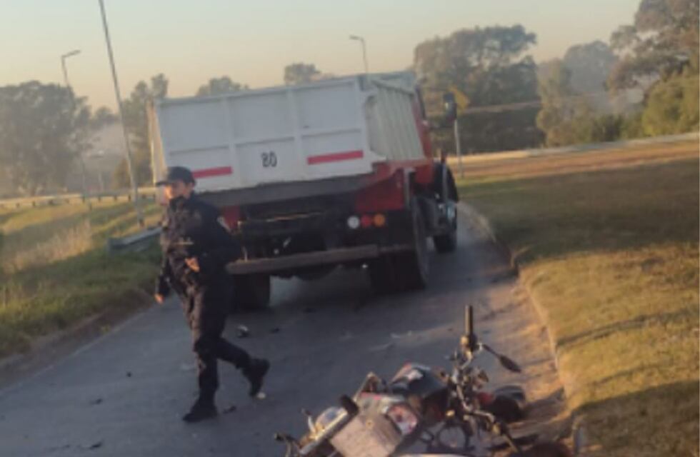 Viernes trágico en Córdoba: un motociclista de 22 años falleció tras chocar con un camión
