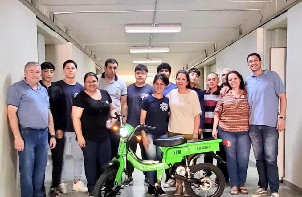 Alumnos de Cruz del Eje armaron una moto eléctrica y ahora, buscan que funcione con energía solar