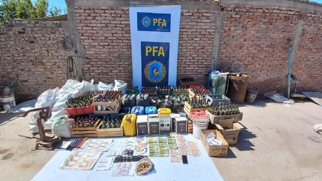 La Policía Federal incautó una gran cantidad de vinos adulterados y otros elementos que serán claves para la Justicia.