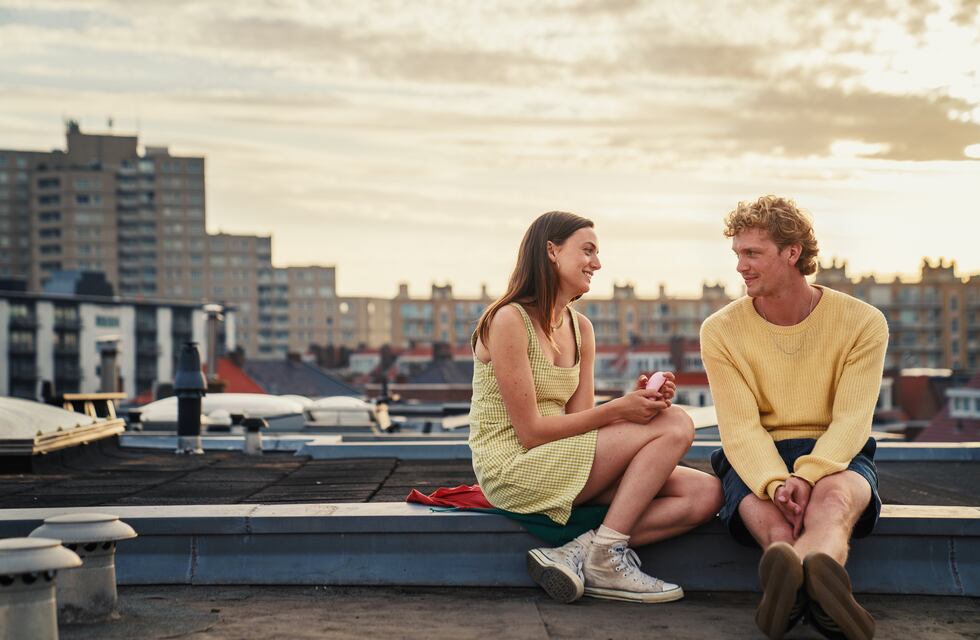 Dura solo una 1 hora y media, habla sobre la vida sexual de los matrimonios y la rompe en Netflix
