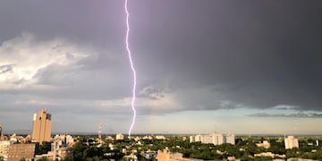 La tormenta eléctrica azotó al Gran Mendoza con granizo y mucha agua.