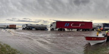 El temporal afectó el paso por la principal vía entre la capital del país y Rosario.