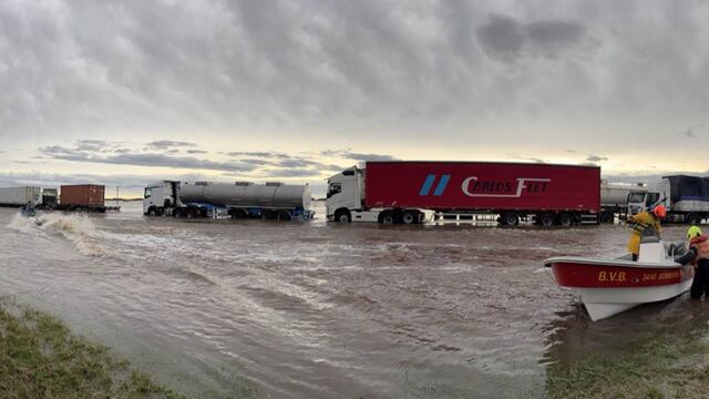 El temporal afectó el paso por la principal vía entre la capital del país y Rosario.