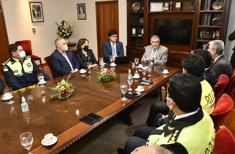 Jaldo se reunió con la plana mayor de la policía de la provincia