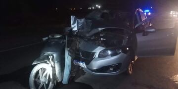 Dos hombres fallecieron tras impactar contra un auto.