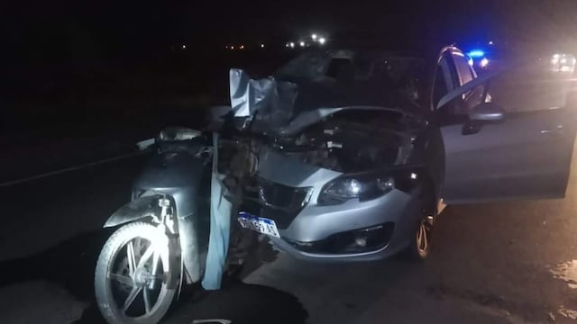 Dos hombres fallecieron tras impactar contra un auto.
