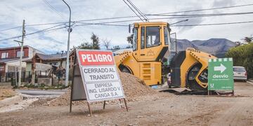 Hasta la fecha se colocaron 850 toneladas de asfalto y se pavimentó la calle Bahía de los Abrigos y avanzan en Río Claro y en Bahía Margarita donde continuarán trabajando en los próximos días .