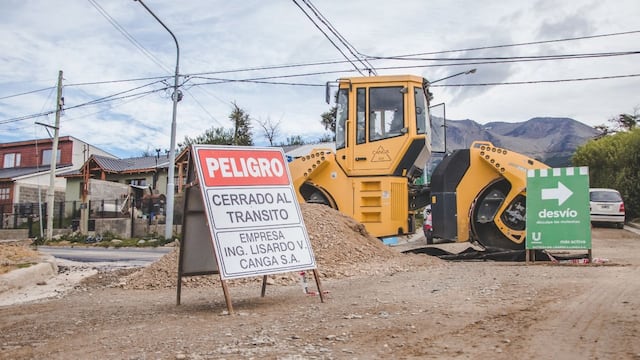 Hasta la fecha se colocaron 850 toneladas de asfalto y se pavimentó la calle Bahía de los Abrigos y avanzan en Río Claro y en Bahía Margarita donde continuarán trabajando en los próximos días .