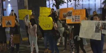 Familiares de las presuntas víctimas exigieron la inmediata encarcelación del acusado.