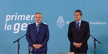 Alberto Fernández junto con Sergio Massa en la jura como "superministro".