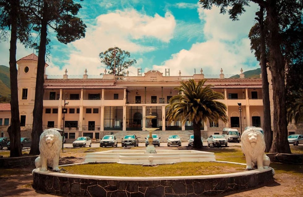 Colocaron un águila imperial sobre el hotel Edén de Córdoba: ¿Es un símbolo nazi?