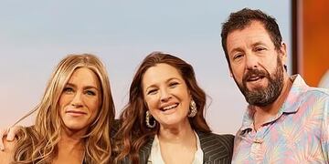 Drew Barrymore sufrió un mal momento en la entrevista con Jennifer Aniston y Adam Sandler