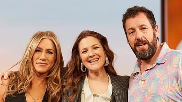 Drew Barrymore sufrió un mal momento en la entrevista con Jennifer Aniston y Adam Sandler