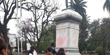 Vandalizaron el Monumento al General Manuel Belgrano.