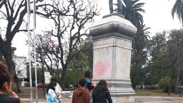 Vandalizaron el Monumento al General Manuel Belgrano.