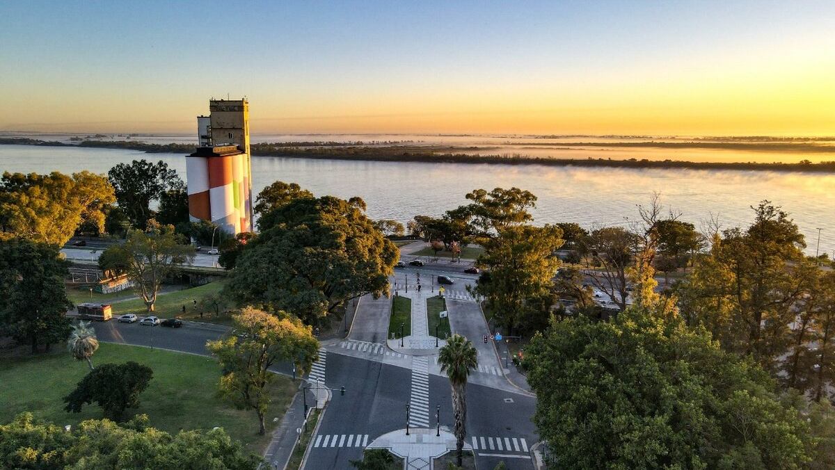 Gran vista de los Silos Davis y del río Paraná en Rosario