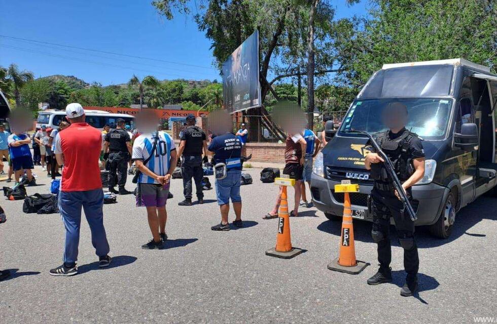 Secuestraron en Carlos Paz un colectivo con marihuana y cocaína escondida