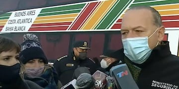 Vuelco en la Ruta 2: Sergio Berni indicó que el micro viajaba sobrevendido