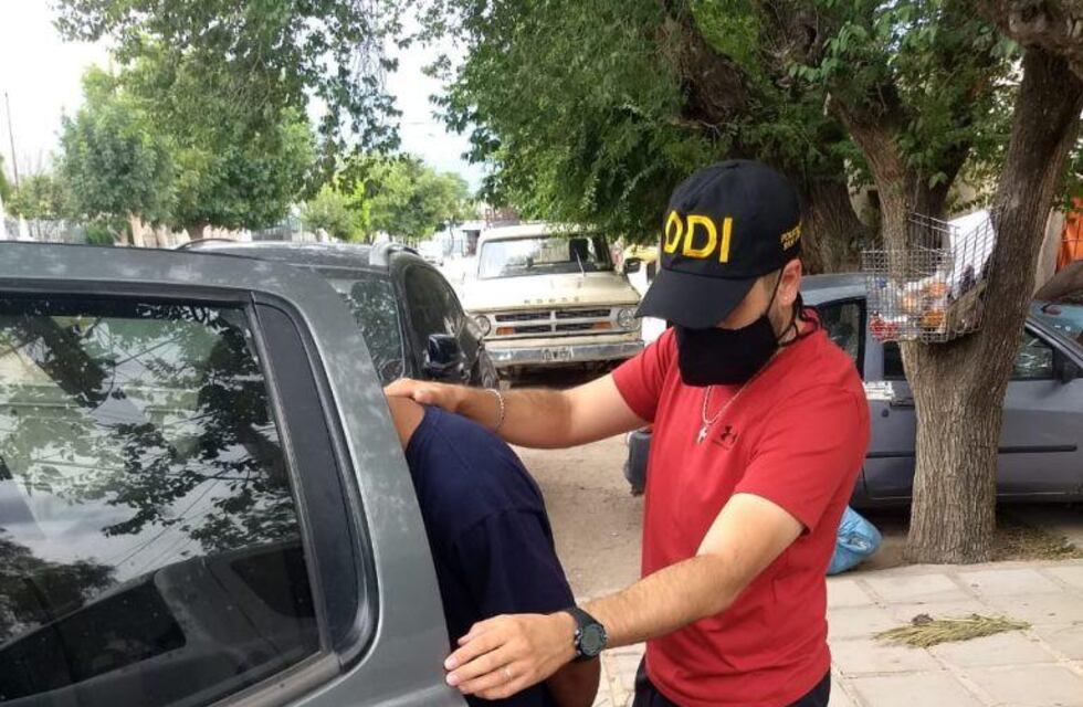 Duro procesamiento y prisión preventiva por un robo de un celular y golpear a un comisario general.