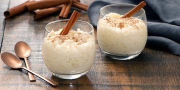 Postres fáciles y rápidos para hacer en casa: cómo hacer un mousse de queso y café, y arroz con leche.