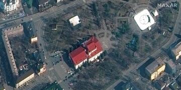 Una imagen satelital muestra la palabra "niños" escrita en las afueras para indicar que se encontraban civiles en esa institución (AP).