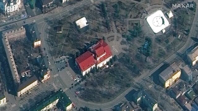 Una imagen satelital muestra la palabra "niños" escrita en las afueras para indicar que se encontraban civiles en esa institución (AP).