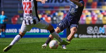 Carlos Auzqui, de Talleres, encara ante Gonzalo Bettini, de Central Córdoba, en el partido de la tercera fecha de la Liga Profesional que se jugó en Santiago del Estero. (Prensa Talleres)