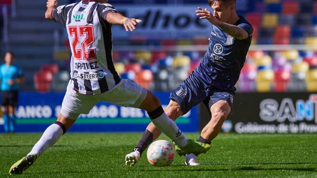 Carlos Auzqui, de Talleres, encara ante Gonzalo Bettini, de Central Córdoba, en el partido de la tercera fecha de la Liga Profesional que se jugó en Santiago del Estero. (Prensa Talleres)