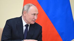 El presidente ruso Vladímir Putin habla con el presidente de Guinea Ecuatorial, Teodoro Obiang Nguema Mbasogo, en Moscú, Rusia, el 2 de noviembre de 2023. (Grigory Sysoyev, Sputnik, Kremlin Pool Photo vía AP)