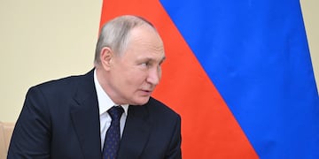 El presidente ruso Vladímir Putin habla con el presidente de Guinea Ecuatorial, Teodoro Obiang Nguema Mbasogo, en Moscú, Rusia, el 2 de noviembre de 2023. (Grigory Sysoyev, Sputnik, Kremlin Pool Photo vía AP)