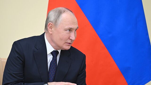 El presidente ruso Vladímir Putin habla con el presidente de Guinea Ecuatorial, Teodoro Obiang Nguema Mbasogo, en Moscú, Rusia, el 2 de noviembre de 2023. (Grigory Sysoyev, Sputnik, Kremlin Pool Photo vía AP)