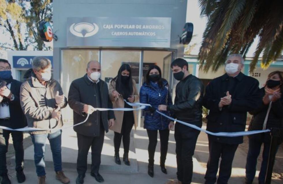 Manzur inauguró un nuevo cajero automático en El Chañar